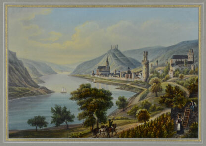 -OBERWESEL. Gesamtansicht von einer Anhöhe aus. Im Vordergrund Personen bei der Weinlese.