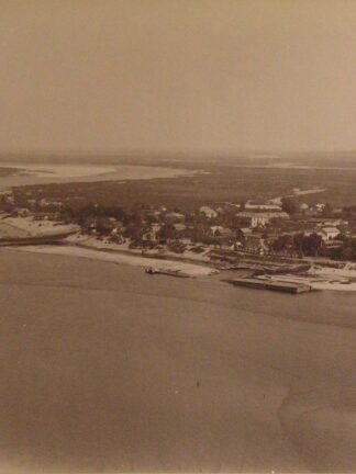 -Ufer des Dnjepr. Blick von einer Anhöhe aus zum Kiew gegenüber liegenden Ufer.