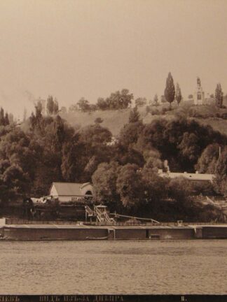 -Blick vom Dnjepr auf den Wladimirhügel mit Denkmal (Wladimirskaja Gorka).