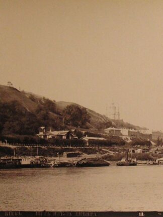 -Blick vom Dnjepr auf Teile von Kiew und die St. Andreaskirche im Hintergrund.
