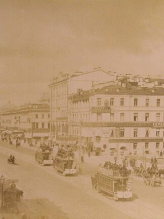 -Nevsky Prospect in Petersburg mit Pferdestrassenbahnen.