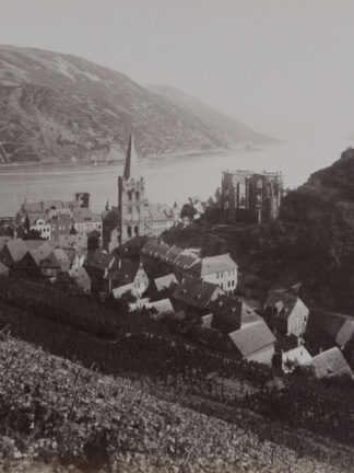 -BACHARACH. Gesamtansicht. Im Vordergrund Weinberge