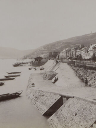 -RÜDESHEIM. Ansicht von der Rheinseite mit Booten