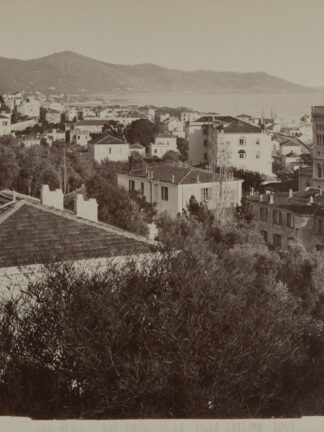 -SAN REMO. Vue prise de la Villa Evelina. Ansicht von San Remo mit dem Mittelmeer am rechten Bildrand.