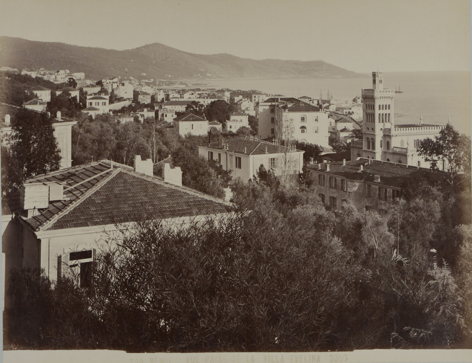 -SAN REMO. Vue prise de la Villa Evelina. Ansicht von San Remo mit dem Mittelmeer am rechten Bildrand.