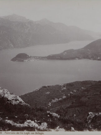 -LAGO DI COMO - Panorama dei tre Laghi con Bellagio. Gesamtansicht der Halbinsel mit Bellagio von einer Anhöhe aus.