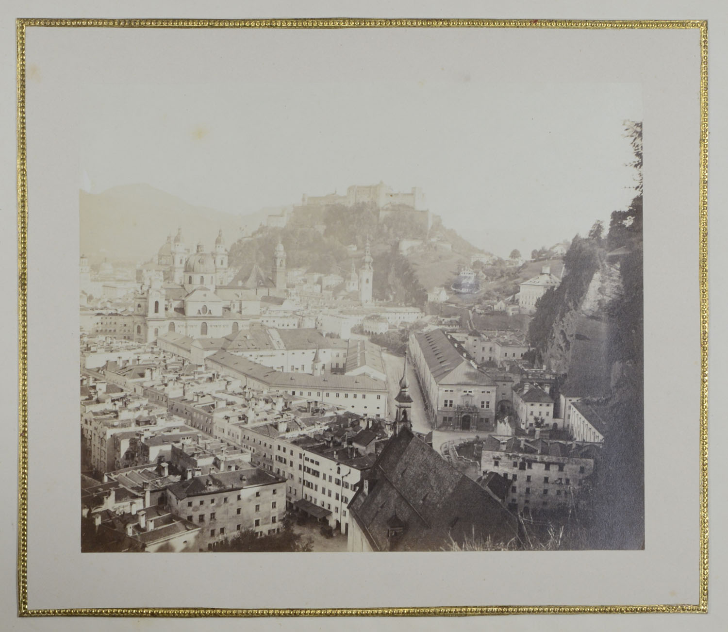 Album mit altkolorierten Ansichten von Salzburg und Umgebung. – Bild 7